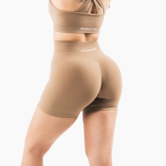 NWT ALPHALETE AMPLIFY 4.5” SHORTS - CHAI (M) - Picture 5 of 5